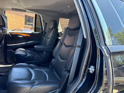 Used 2018 Cadillac Escalade Luxury AWD/4WD image 8