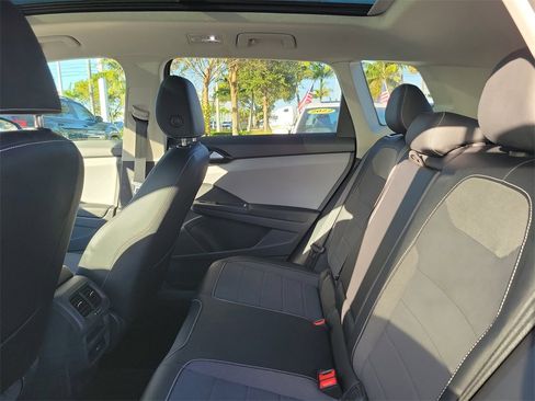 Certified 2022 Volkswagen Taos SE image 8