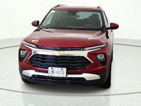 Used 2025 Chevrolet TrailBlazer LT AWD/4WD image 2