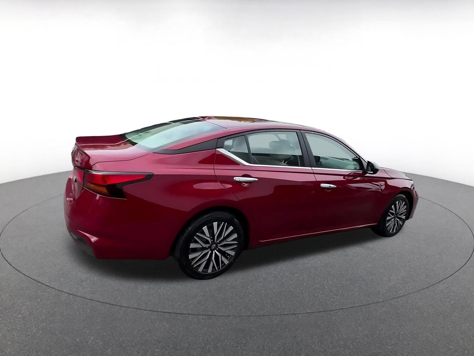 Used 2025 Nissan Altima 2.5 SV FWD image 14