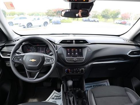 Used 2023 Chevrolet TrailBlazer LT w/ LPO, Blackout Package FWD image 9