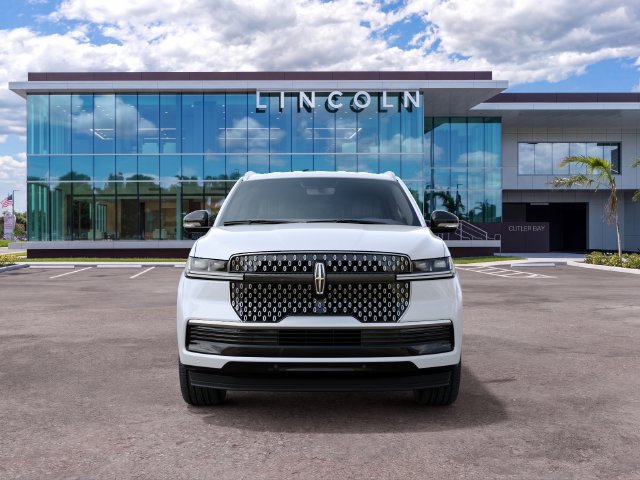 New 2027 Lincoln Navigator Premiere RWD image 3