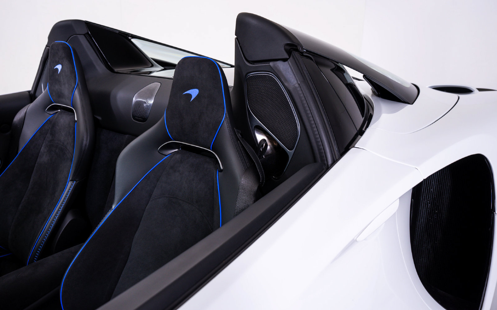 Used 2025 McLaren Artura Spider RWD image 15