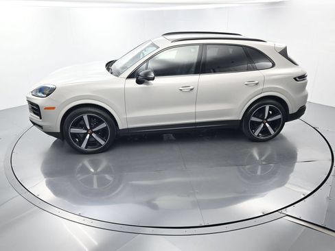 Certified 2025 Porsche Cayenne AWD/4WD image 35