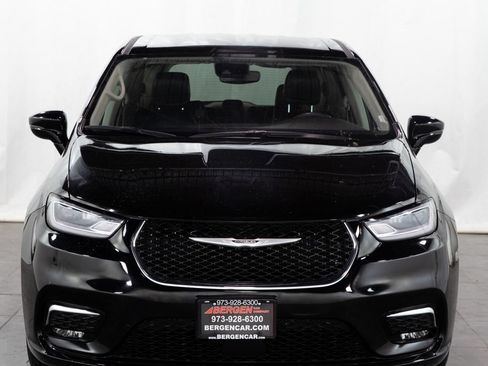 Used 2024 Chrysler Pacifica Touring-L FWD image 2