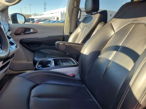 Used 2020 Chrysler Voyager Lxi image 20