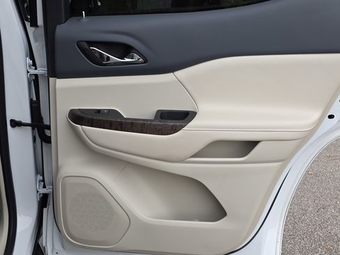 Used 2023 GMC Acadia Denali w/ Denali Ultimate Package image 43