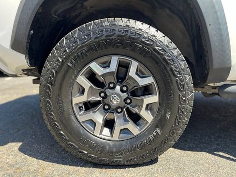 Certified 2021 Toyota Tacoma TRD Off-Road w/ TRD Premium Off Road Package AWD/4WD image 9