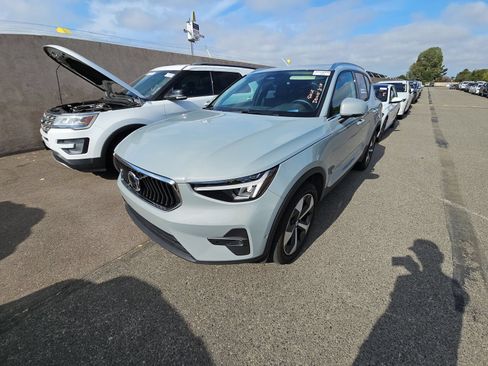 Used 2025 Volvo XC40 B5 Plus AWD/4WD image 1