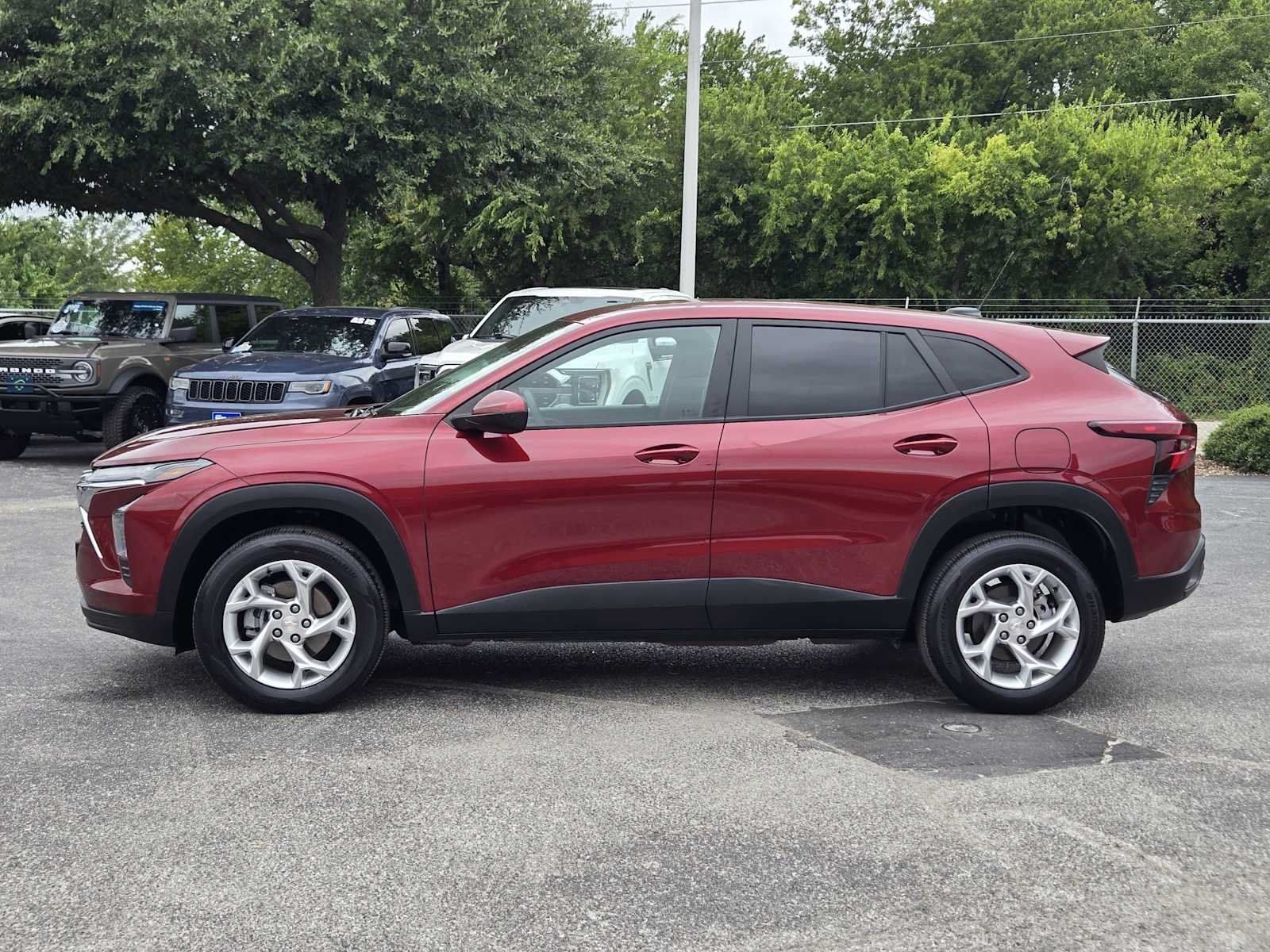 Used 2024 Chevrolet Trax LS w/ LS Convenience Package FWD image 4