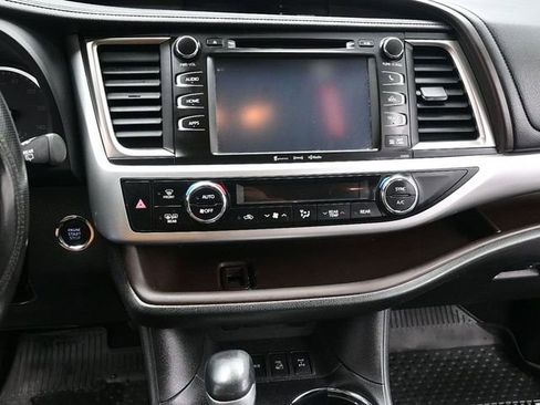 Used 2019 Toyota Highlander XLE image 17