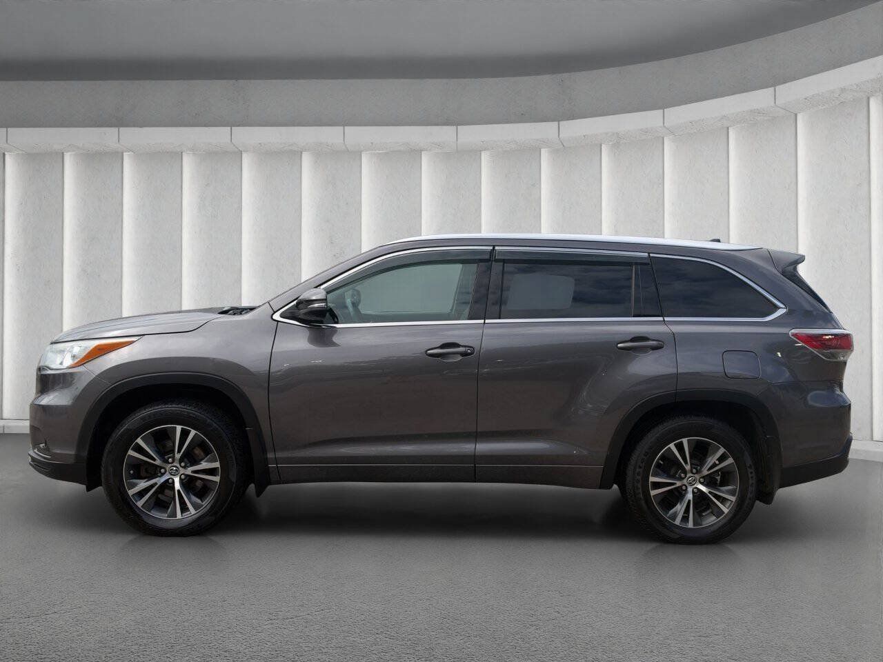 Used 2016 Toyota Highlander XLE AWD/4WD image 2