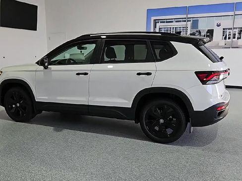 New 2026 Volkswagen Taos SE FWD image 6
