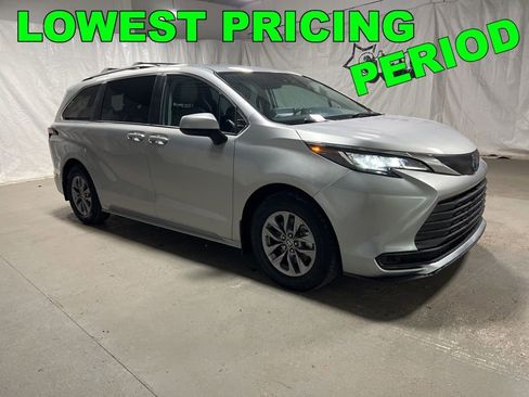 Used 2022 Toyota Sienna LE image 1