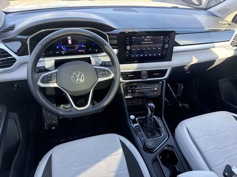 Certified 2025 Volkswagen Taos SE w/ Panoramic Sunroof Package image 7