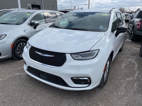 Used 2025 Chrysler Pacifica Select image 4