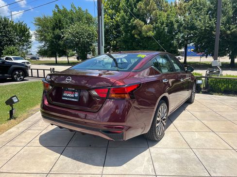 Used 2025 Nissan Altima 2.5 SV FWD image 11