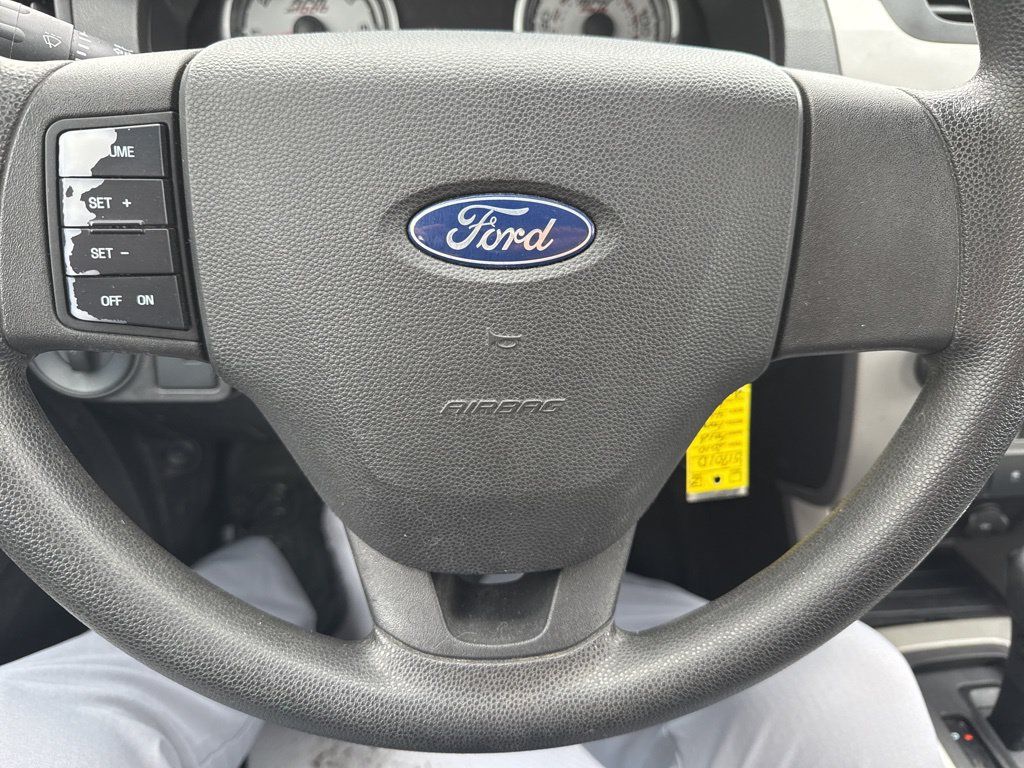 Used 2010 Ford Focus SE FWD image 12