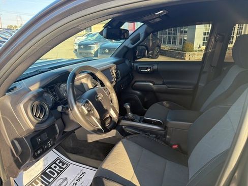 Used 2022 Toyota Tacoma TRD Sport image 9