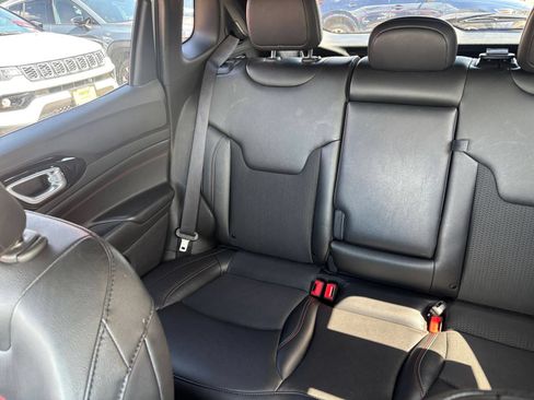 Used 2025 Jeep Compass Trailhawk AWD/4WD image 37