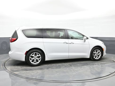 Used 2018 Chrysler Pacifica Touring Plus w/ Tire & Wheel Group image 5