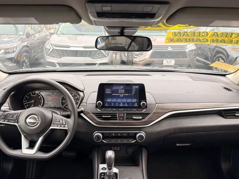 Used 2025 Nissan Altima 2.5 SV image 15