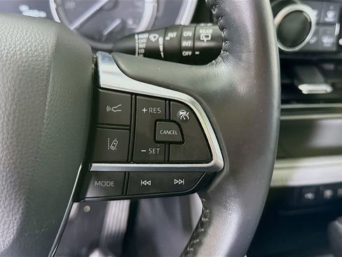 Used 2021 Toyota Highlander XLE AWD/4WD image 22