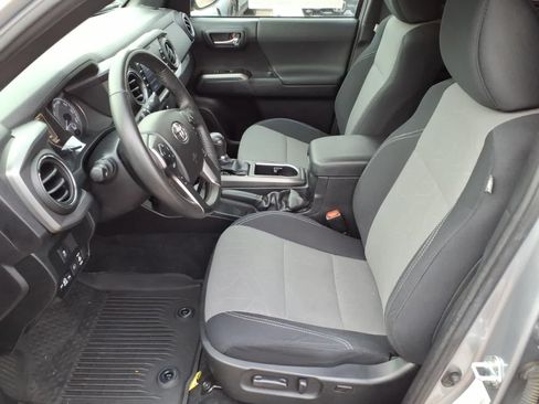 Used 2021 Toyota Tacoma TRD Off-Road w/ Technology Package AWD/4WD image 15