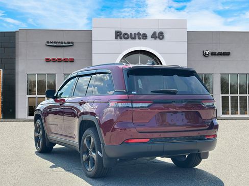 Used 2024 Jeep Grand Cherokee Limited AWD/4WD image 4