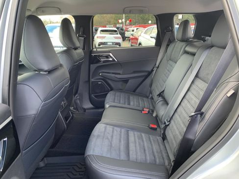 New 2025 Mitsubishi Outlander SE image 17
