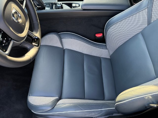 Used 2022 Volvo XC60 B5 R-Design FWD image 12