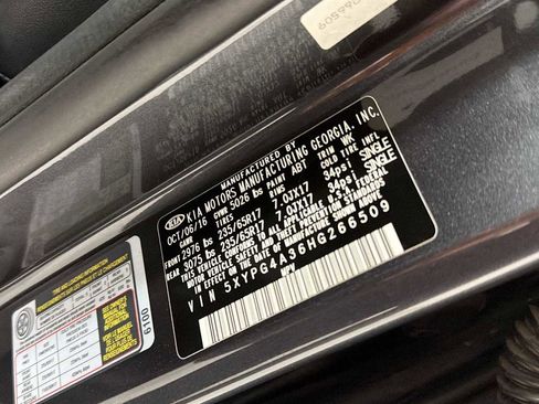 Used 2017 Kia Sorento LX w/ LX Convenience Package image 11