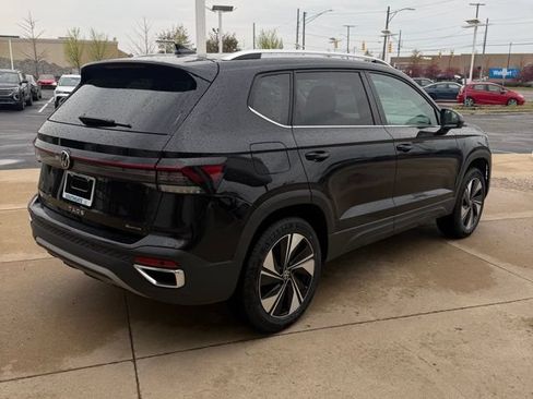 Used 2025 Volkswagen Taos SE AWD/4WD image 5