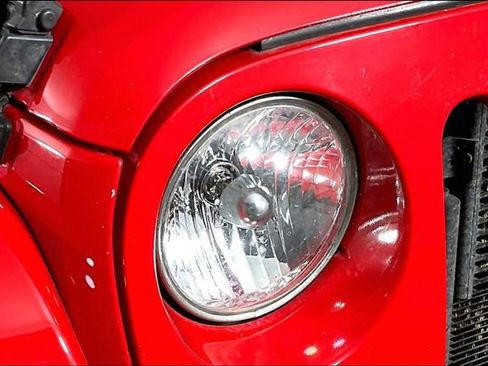 Used 2015 Jeep Wrangler Unlimited Sahara w/ Connectivity Group image 29