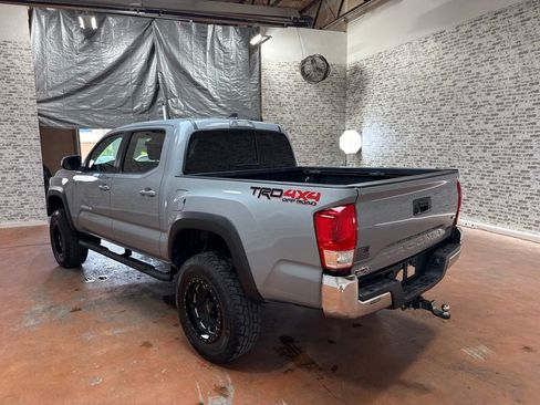 Used 2019 Toyota Tacoma TRD Off-Road AWD/4WD image 5