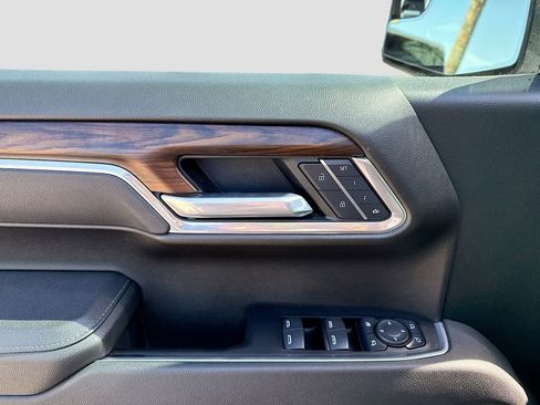 Used 2025 GMC Sierra 1500 SLT image 9