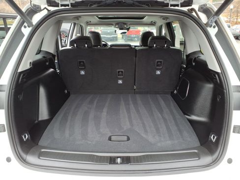 Certified 2023 Jeep Grand Cherokee 4WD 4xe w/ Luxury Tech Group II image 10