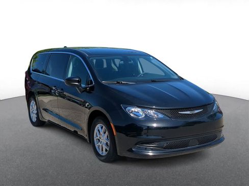 Used 2022 Chrysler Voyager LX FWD image 2