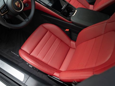 Certified 2025 Porsche Panamera image 16