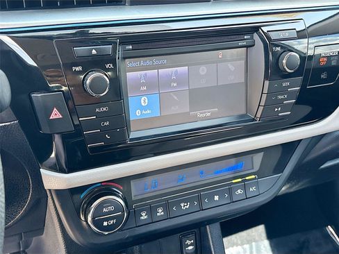 Used 2015 Toyota Corolla LE FWD image 14