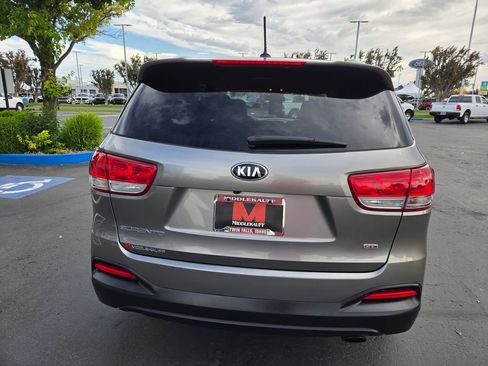 Used 2017 Kia Sorento AWD image 4