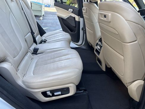 Used 2021 BMW X7 xDrive40i w/ Premium Package AWD/4WD image 34