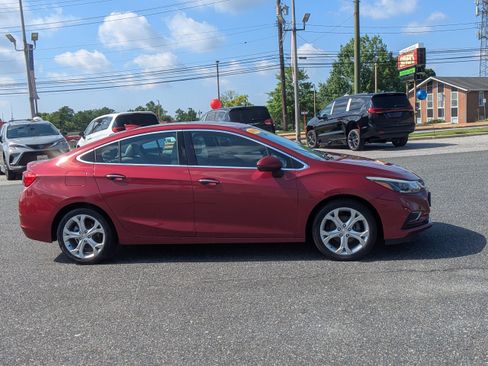 Used 2018 Chevrolet Cruze Premier FWD image 10