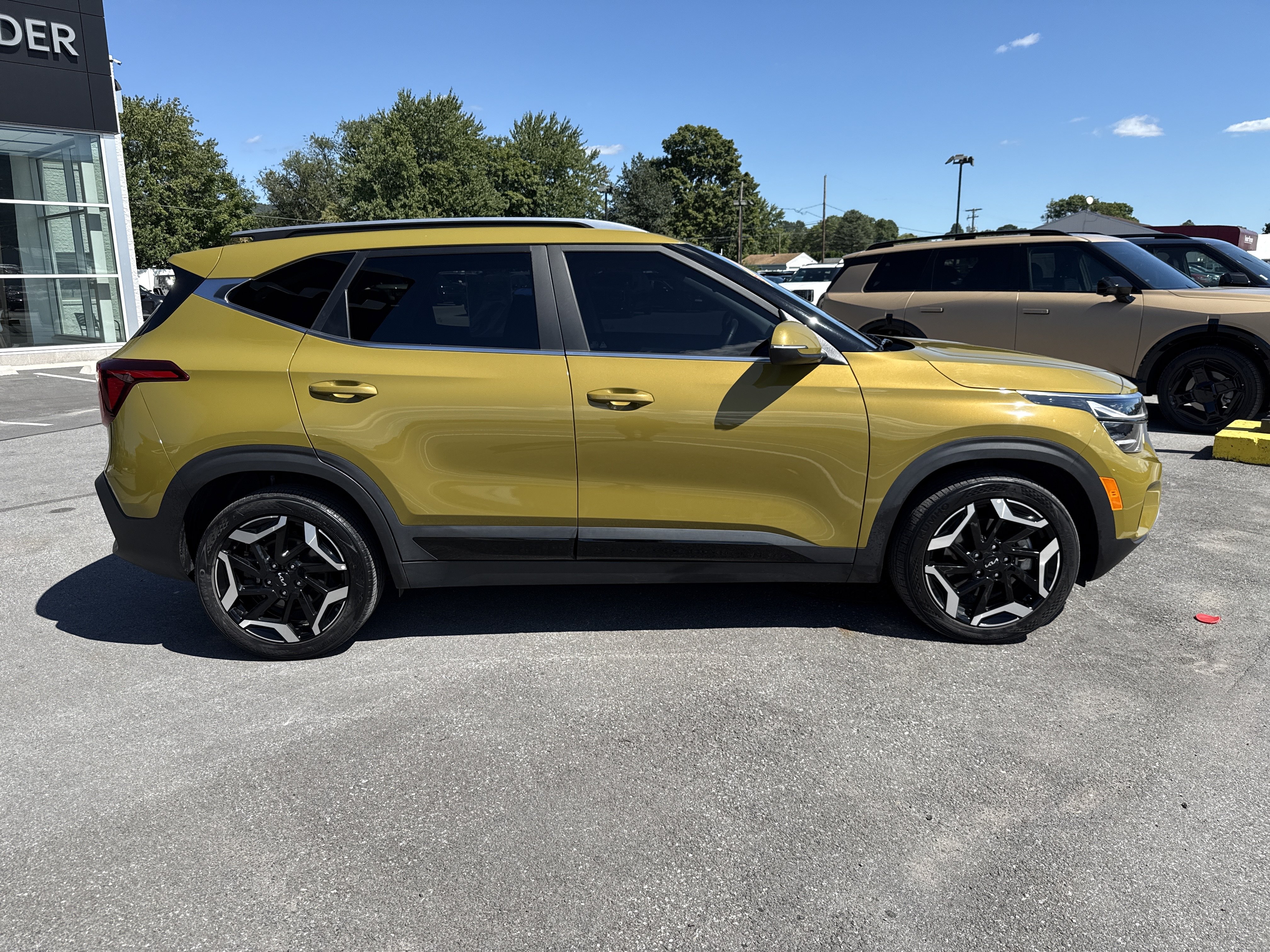 Certified 2024 Kia Seltos SX w/ SX Sunroof Package AWD/4WD image 2