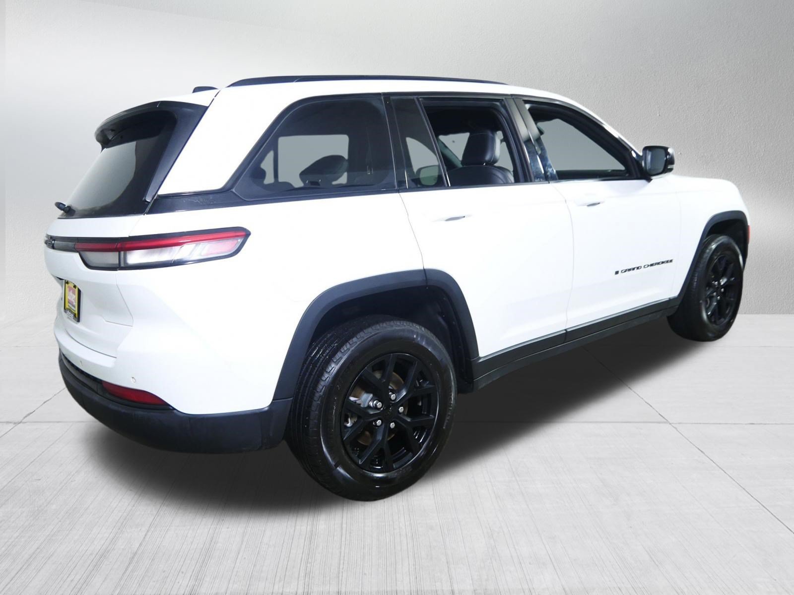 Used 2025 Jeep Grand Cherokee Altitude AWD/4WD image 7
