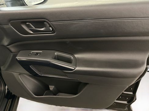 Used 2025 Nissan Pathfinder SV image 34