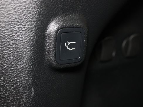 Used 2019 Jeep Cherokee Limited w/ Technology Group AWD/4WD image 14