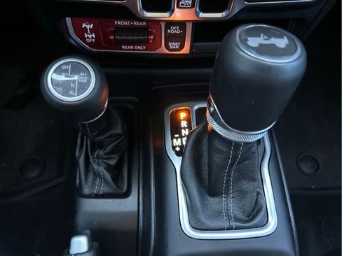 Used 2024 Jeep Wrangler Unlimited Rubicon AWD/4WD image 32
