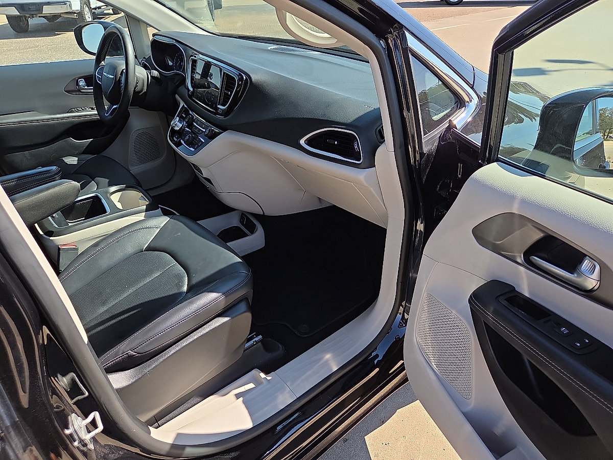Used 2024 Chrysler Pacifica Touring-L FWD image 11