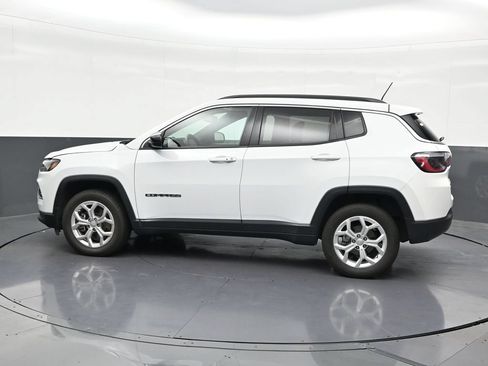Used 2024 Jeep Compass Latitude AWD/4WD image 2